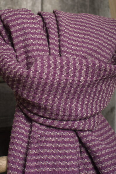 Fioletowy szalik wytkany w oryginalny wzór.