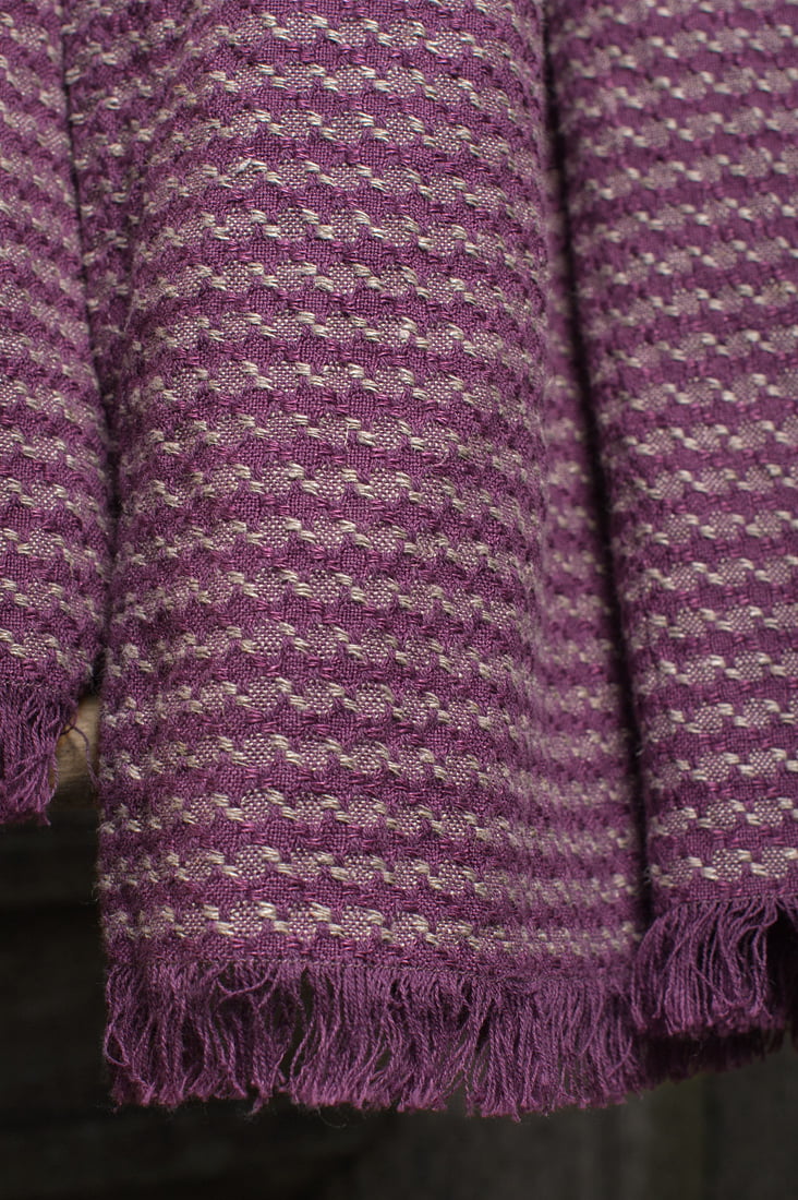 Szalik z pranej tkaniny. Ozdobiony frędzelkami.