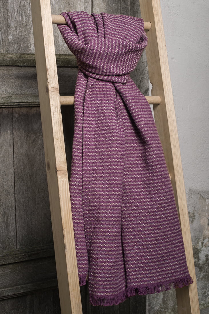 Fioletowy lniany szalik we wzorki.
