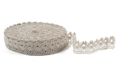 Koronka lniana w kolorze naturalnego włókna lnianego nr 8.