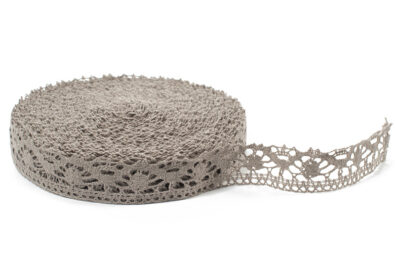 Koronka w kolorze naturalnego włókna lnianego nr 20.