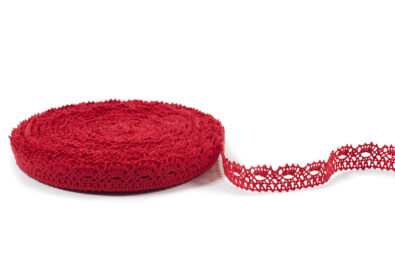 Czerwona wąziutka koronka lniana nr 5. 