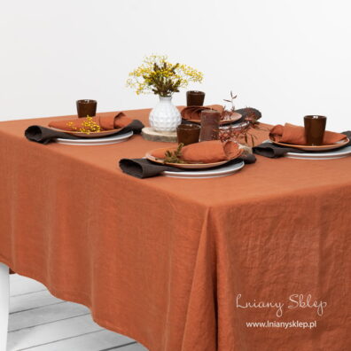 Obrus ciemny pomarańczowy z pranego lnu.