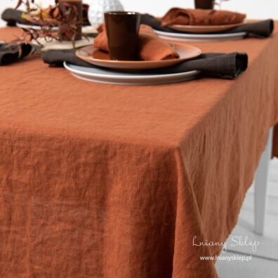 Serwetki porańczowe i brązowe idealne do kompletu.