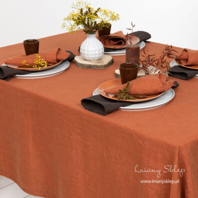 Obrus i serwetki z pranego lnu.