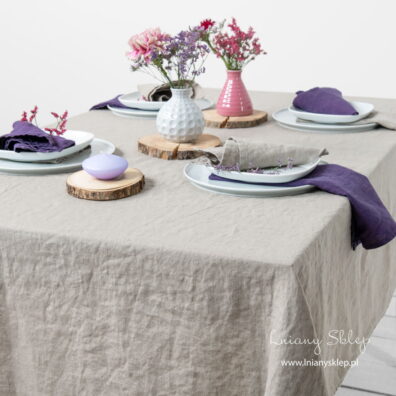 Obrus jasny, szary z pranego lnu. Nie wymaga prasowania.