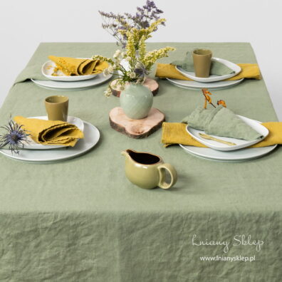 Obrus zielona oliwka pięknie się prezentuje z kolorymi serwetkami.