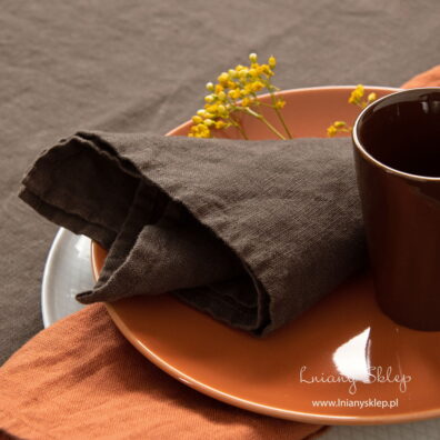 Brązowa serwetka prany len. Pomarańczowa serwetka.