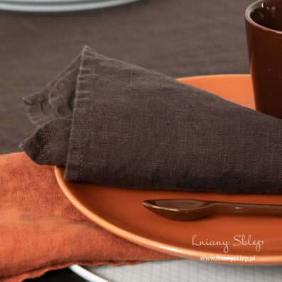 Brązowa serwetka prany len. Zwykłe podwinięcie.