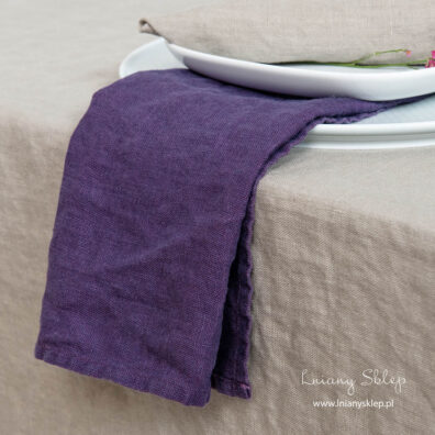 Fioletowa serwetka dopasowana do szarego obrusu prany len.