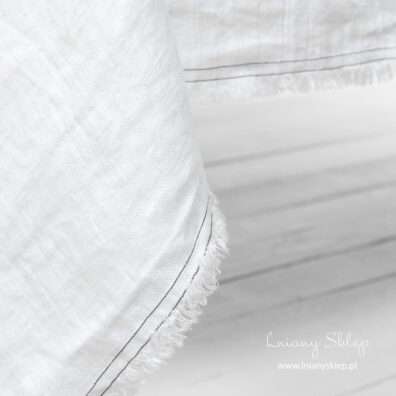 Ozdobne wykończenie brzegi: ciemne szwy, strzępione frędzelki 1,5cm.