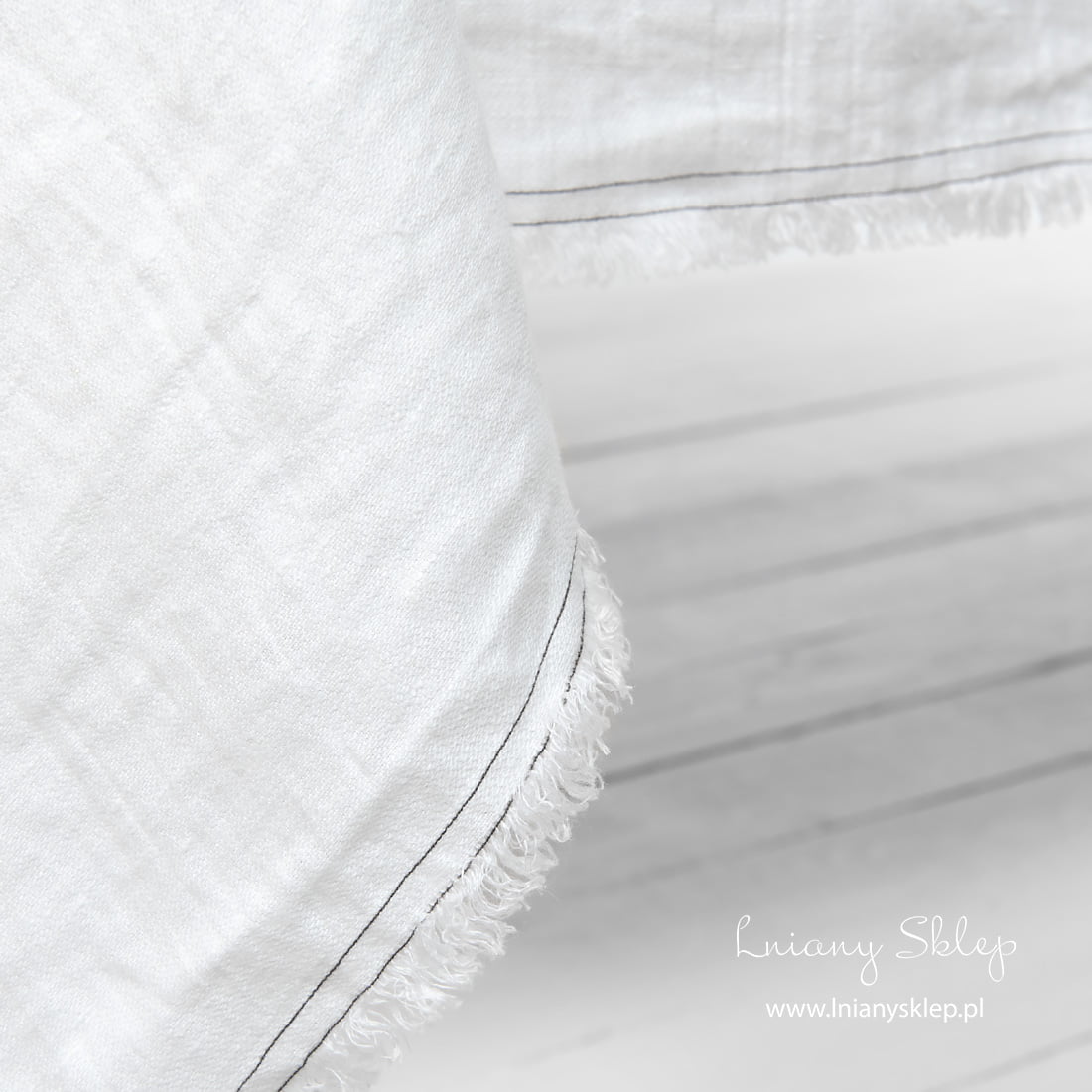 Ozdobne wykończenie brzegi: ciemne szwy, strzępione frędzelki 1,5cm.