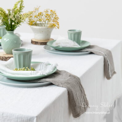 Obrus mlecznobiały. Serwetki białe i szare z pranego lnu.
