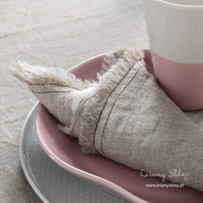 Dwa brązowe szwy zdobią brzegi.