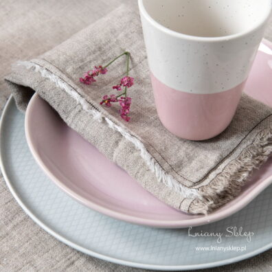 Jasnoszara z frędzelkami serwetka z pranego lnu.