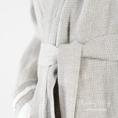 Zawiązywany paskiem.