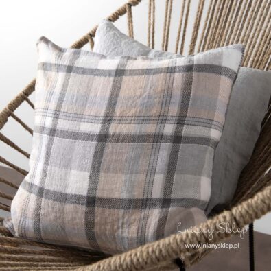 Lniana poszewka dekoracyjna w szarą kratkę.