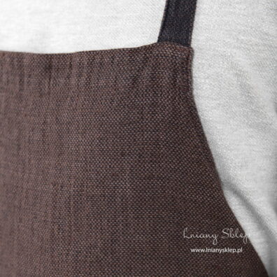 Lniany fartuch w drobny rzucik.