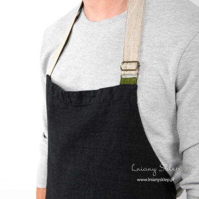 Lniany czarny fartuch. Szary regulowany pasek, zielona pętelka.