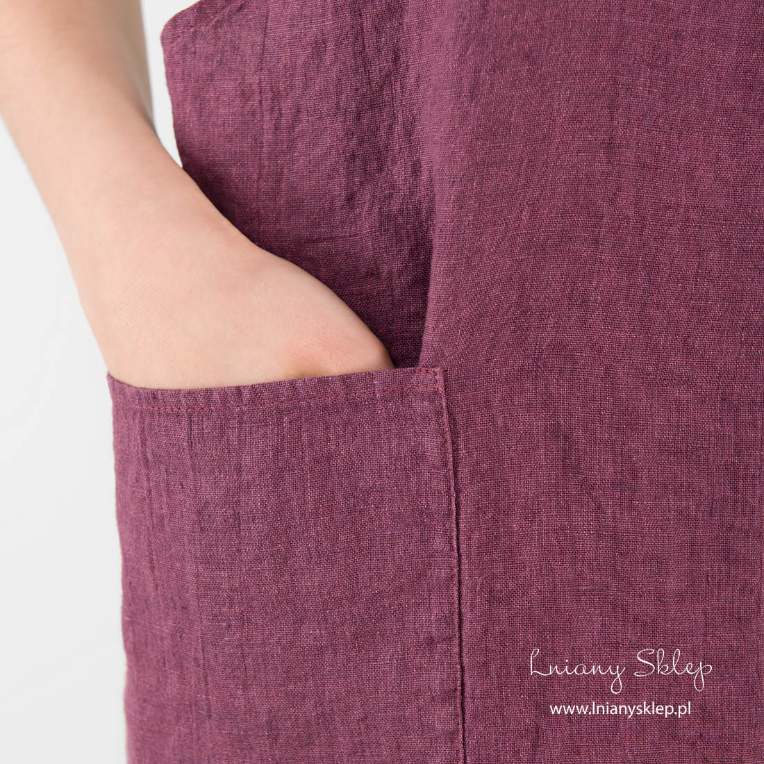 Lniany wiśniowy fartuch. Duże kieszenie.