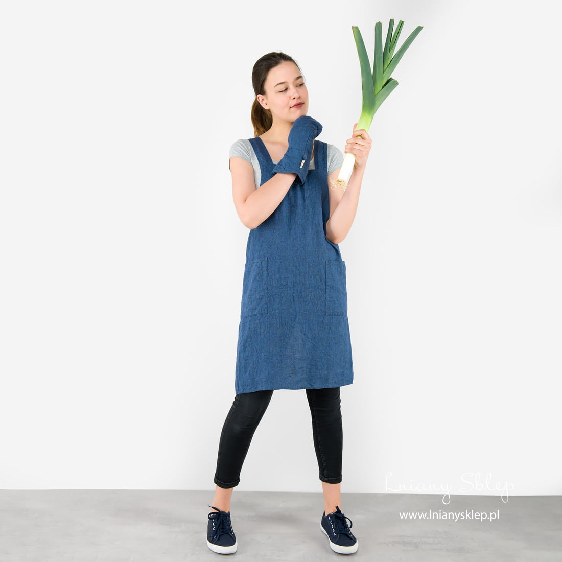 Niebieski fartuch z pranego lnu.