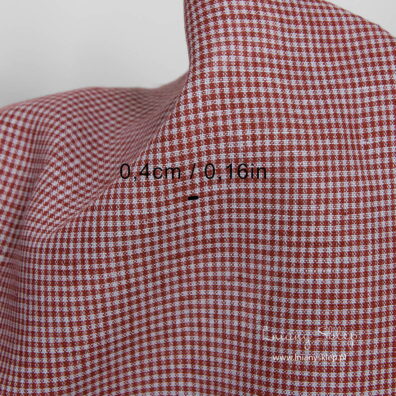 Lniana tkanina w drobną kratkę.