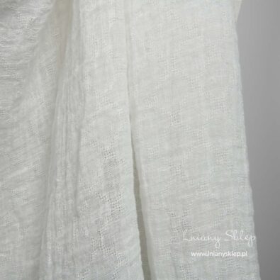 Lniana prana prześwitująca mlecznobiała w romby tkanina.