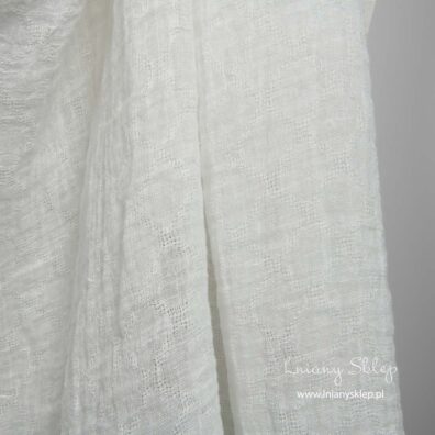 Lniana prana prześwitująca mlecznobiała w romby tkanina.