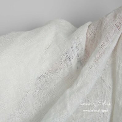 Lekka prześwitująca tkanina w ażurowe romby.