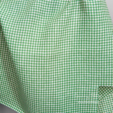 Lniana tkanina w białą i zieloną kratkę.