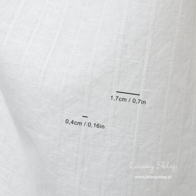 Biała lniano - bawełniana tkanina prana w paski o różnej szerokości.