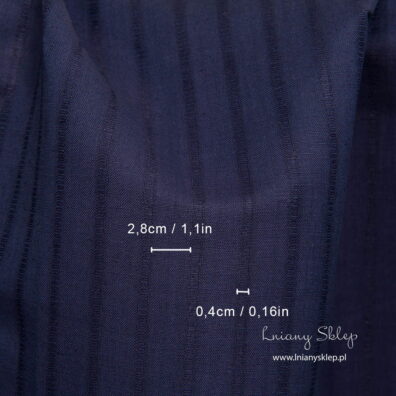 Lniano - bawełniana tkanina granatowa w gęściej i rzadziej wytkane paski.