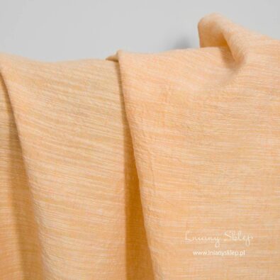 Szeroka, prana tkanina lniano – bawełniana brzoskwiniowa.