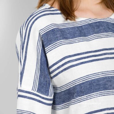 Sukienka lniana w niebieskie pasy. Tkanina wytkana splotem skośnym.