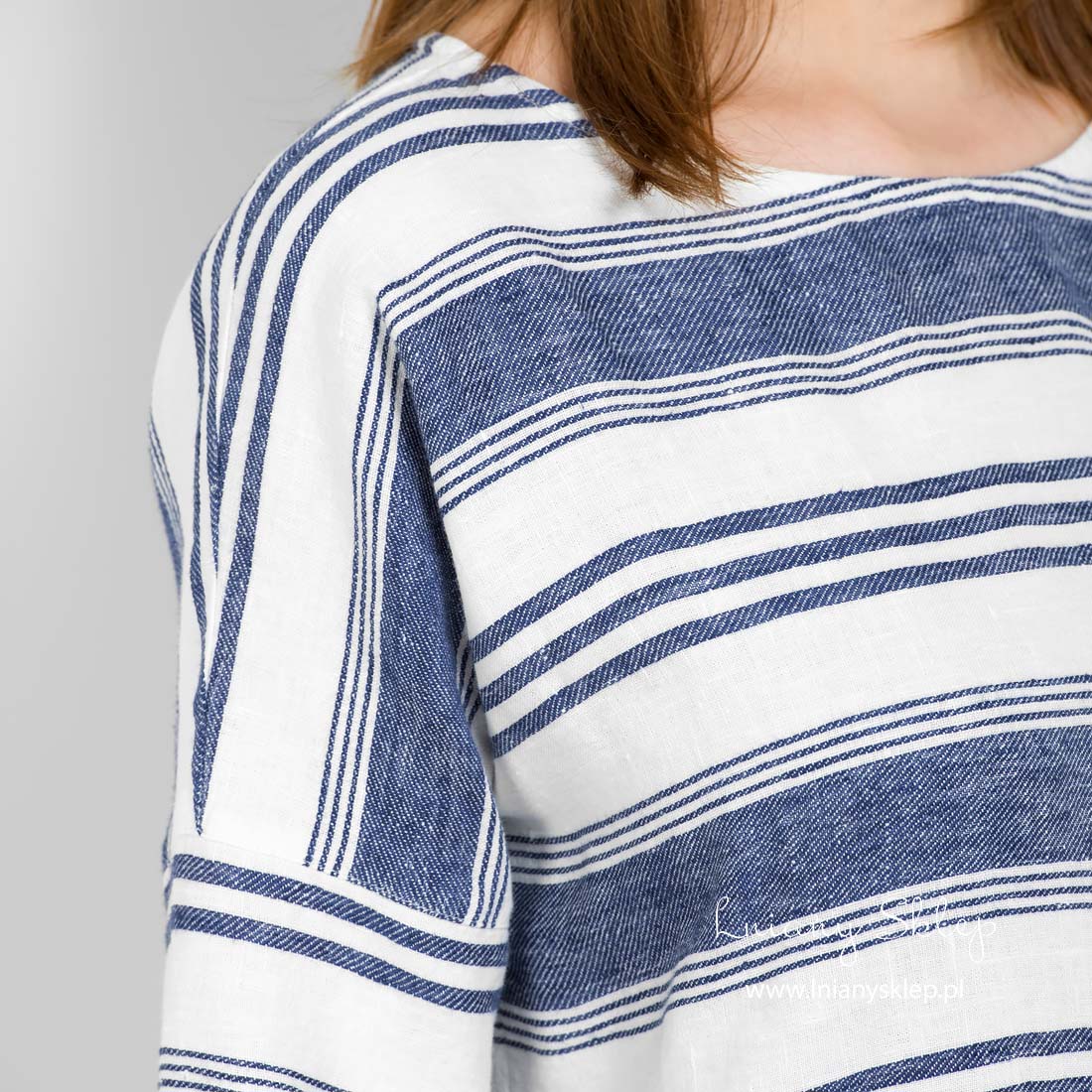 Sukienka lniana w niebieskie pasy. Tkanina wytkana splotem skośnym.