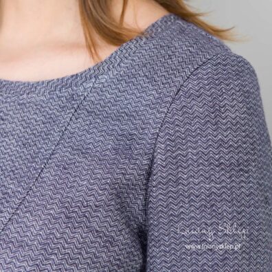 Sukienka granatowa w drobny zygzak.