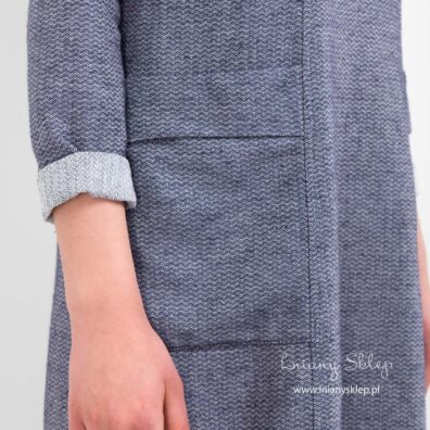 Sukienka granatowa. Duże kieszenie z klapą.