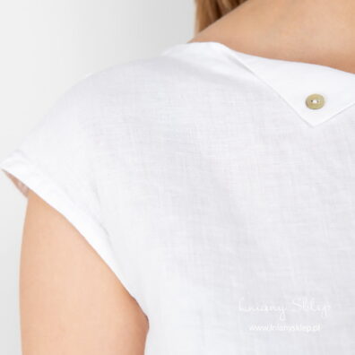 Biała bluzka lniana. Kołnierzyk zapięty na guziczki z masy perłowej.