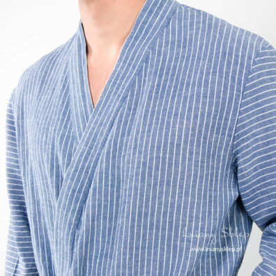 Lniany szlafrok męski niebieski w pionowe białe paski.