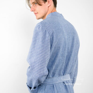 Lniany szlafrok męski niebieski w paski. Z pranej tkaniny.