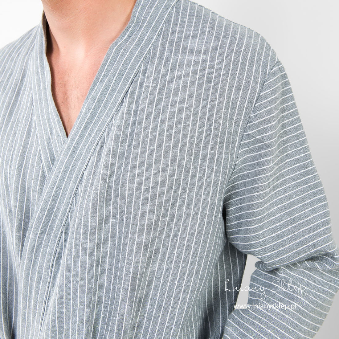 Lniany szlafrok męski szary w paski. Bez zapięcia.