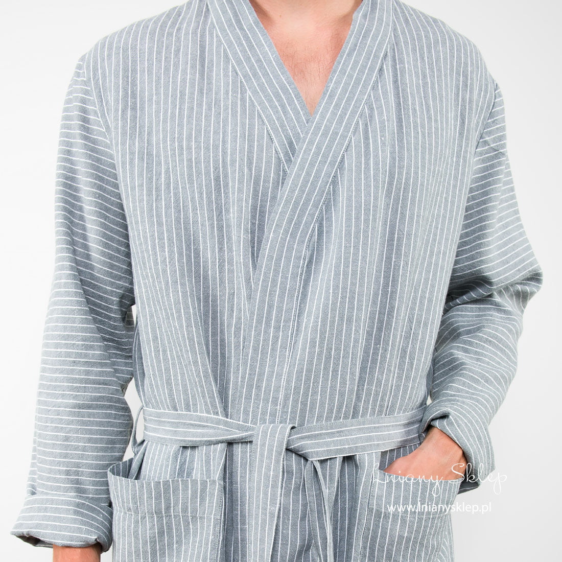 Lniany szlafrok męski szary w paski. Wiązany paskiem.