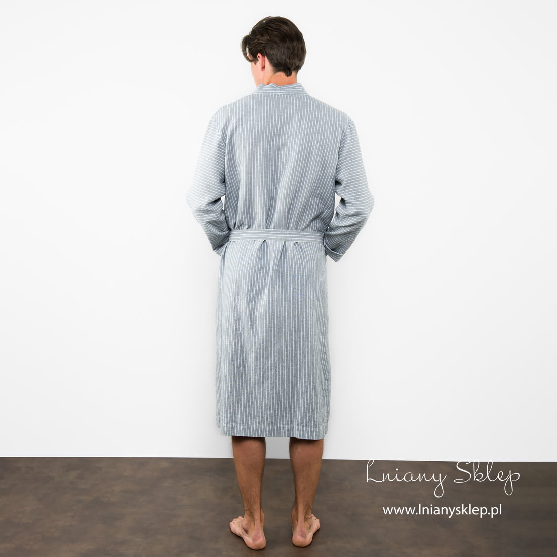 Lniany szlafrok męski szary w cienkie białe pionowe paski.