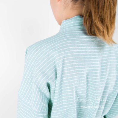 Damski jasny zielony szlafrok z pranej tkaniny lniano-bawełnianej.