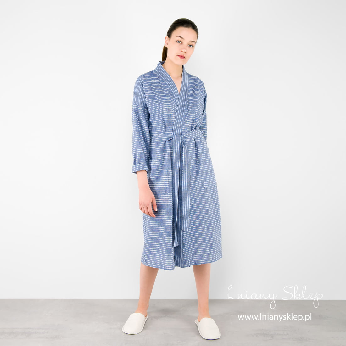 Lniany damski szlafrok w paski niebieskie. Kieszenie.