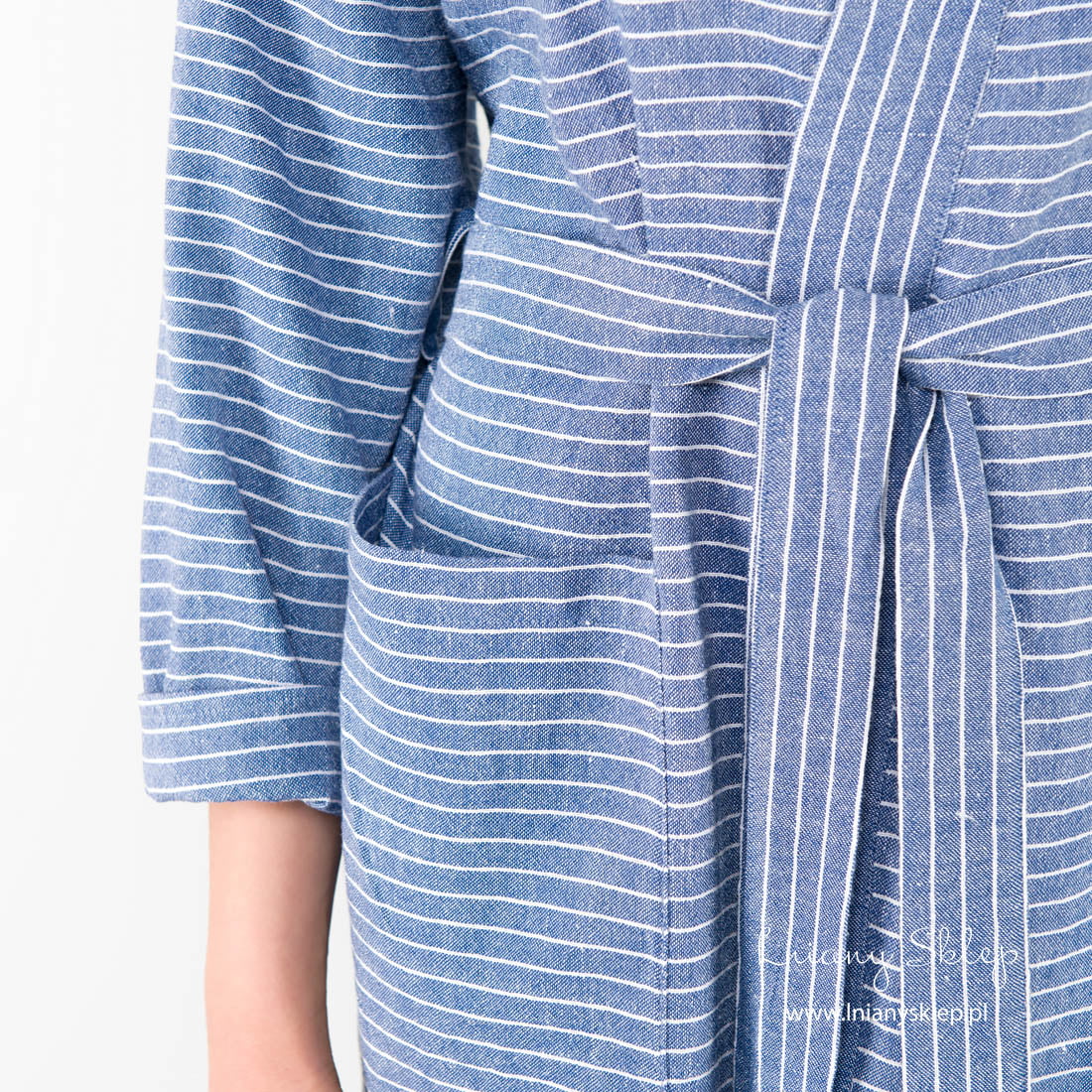 Lniany damski szlafrok w paski niebieskie i białe.