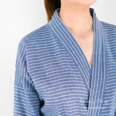 Lekki damski szlafrok w paski niebieskie i białe.