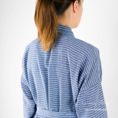 Lniany damski szlafrok w paski biegnące w różnych kierunkach.