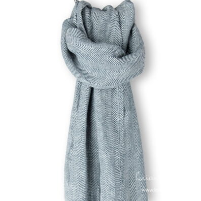 Lniany szalik w biało-granatową jodełkę.