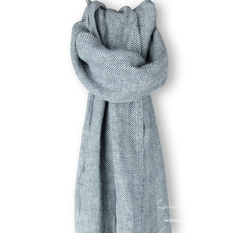 Lniany szalik w biało-granatową jodełkę.